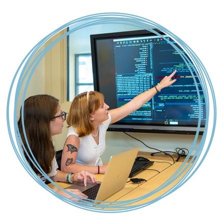 两个学生在一个大显示器上复习计算机编程代码
